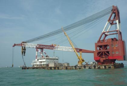 Sell used full revolving floating crane 600t all revolving crane barge 600 ton
