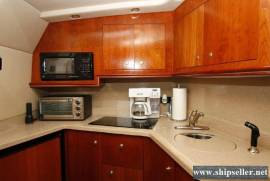 34' Cruisers Yachts 340 Express w/Bow Thruster 2005