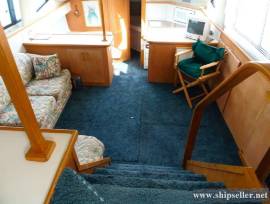 37' CARVER YACHTS 370 aft cabin with Sundeck